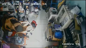 Bà xã anh xã "đi ngoài" trong của hàng máy tính