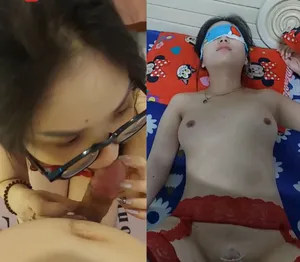 Bồ kính cận cực dâm với bộ lót ren liếm cây hàng cực đã