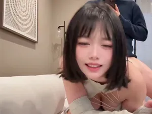 Chị họ dễ thương rủ em trai cowgirl đầy gợi cảm.